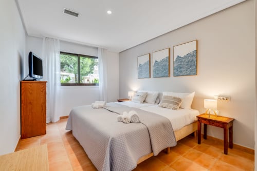 Quarto moderno e iluminado em AlgarStays Pine Sun 29, Silves com camas gêmeas, móveis de madeira, TV, vista para o jardim e ambiente aconchegante