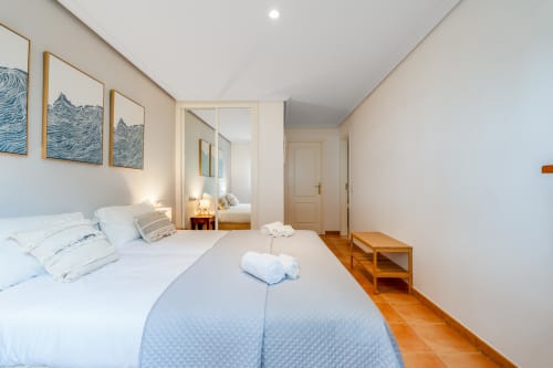 Quarto moderno do apartamento AlgarStays Pine Sun 29 em Silves com camas gêmeas, guarda-roupa espelhado e piso em terracota