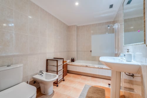 Banheiro espaçoso no apartamento AlgarStays Pine Sun 29 em Silves com banheira, pia, vaso sanitário e azulejos modernos