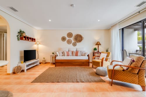 Espaçosa sala de estar do apartamento AlgarStays Pine Sun 29 em Silves com piso em terracota, móveis confortáveis e jardim