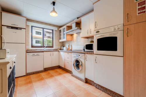 Cozinha moderna em AlgarStays Pine Sun 29 em Silves com armários creme, bancadas de granito e eletrodomésticos