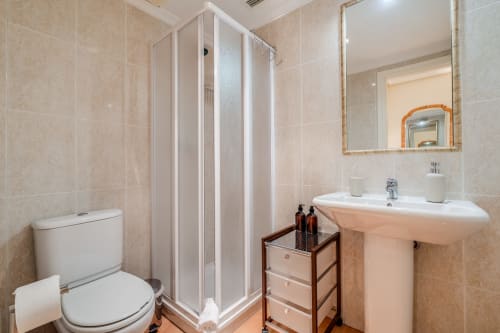 Banheiro moderno do apartamento Pine Sun 29 na AlgarStays, Silves, com chuveiro, pia pedestal, vaso sanitário e acabamento em madeira