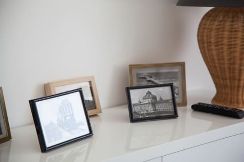 Fotografias emolduradas e cesto de vime na prateleira em MarVillas Rentals em Lagoa, Portugal