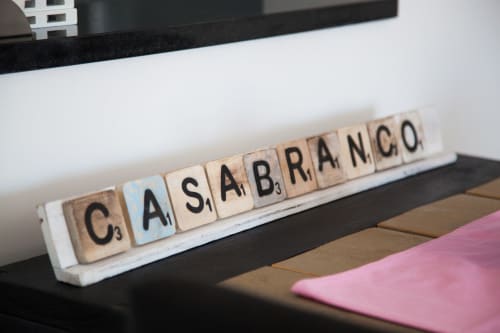 Letras de Scrabble formando CASABRANCO sobre mesa na propriedade MarVillas Rentals em Lagoa, Portugal