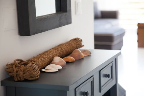 Exposição de decoração costeira com corda, conchas e itens náuticos em móveis na MarVillas Rentals, Lagoa