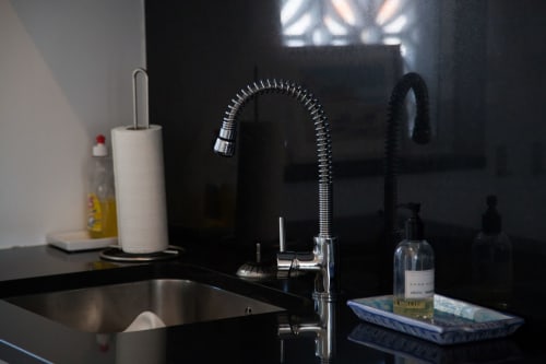 Pia de cozinha moderna com torneira cromada em MarVillas Rentals em Lagoa, Portugal