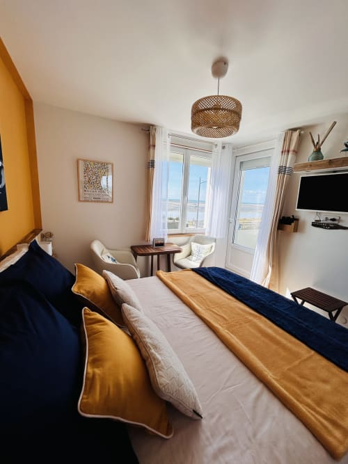 Zimmer Lumière du Cap in der Villa Plein Vent, Barneville-Carteret, mit Meerblick, goldenen Akzenten und modernem Komfort