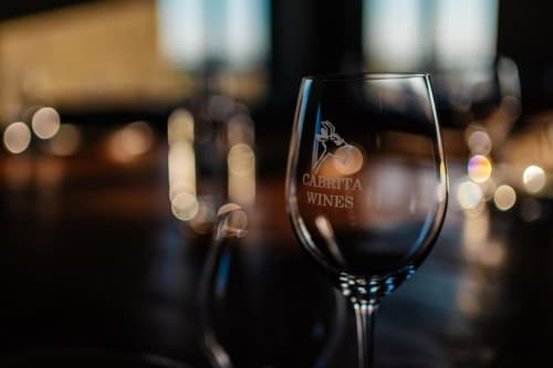 Taça de vinho Cabrita no hotel Luso Soul Stays em Albufeira com fundo desfocado