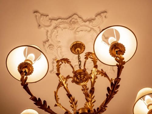 Sfarzoso lampadario in oro con dettagli decorativi al soffitto nella Camera Matrimoniale di Alla Basilica Rooms, San Giovanni
