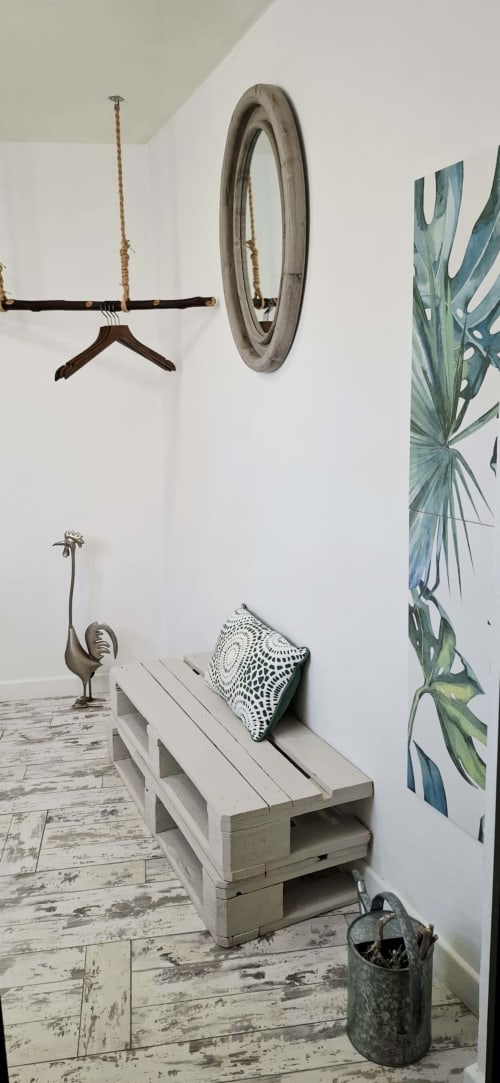Décor éclectique à La Cour Des Saligues avec roue vintage, banc en bois, art végétal et accessoires rustiques à Riscle.