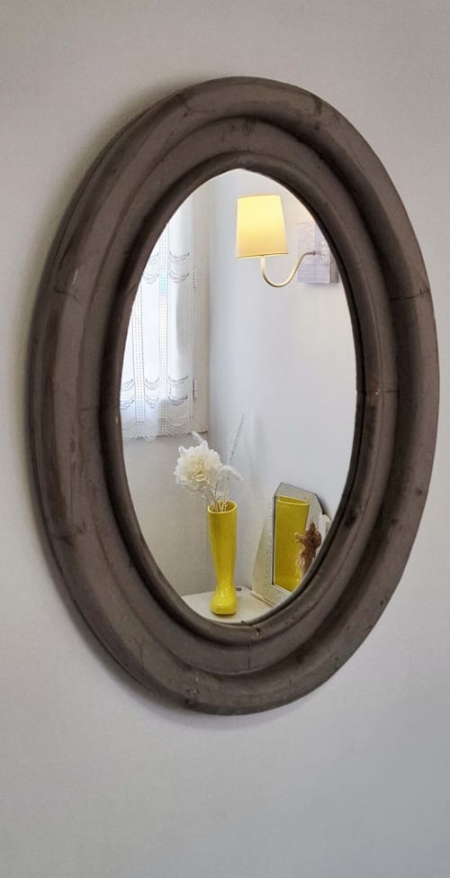 Miroir ovale en bois foncé reflétant la décoration de chambre à La Cour Des Saligues, Riscle, avec vase jaune et lampe