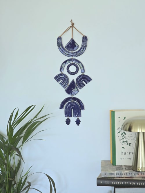 Mobile mural en céramique bleue avec phases lunaires, Gîte Bois De Luna, Cunlhat, France