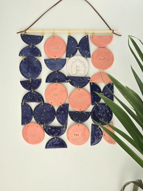 Décoration murale en céramique artisanale aux phases lunaires bleu marine et corail avec texte français au Bois De Luna B&B