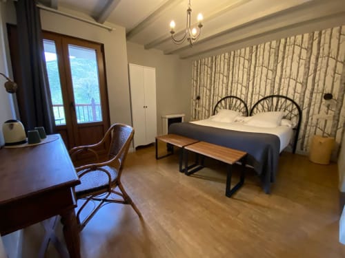 Dormitorio espacioso en Casa Rural Donamariako Benta con cama queen, vistas a la montaña, escritorio y mobiliario moderno en Donamaria