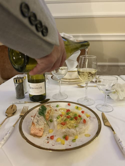 Restaurant gastronomique de l'Hôtel de Champagne : filet de saumon aux légumes, service viné et table élégante à Saint-Dizier.