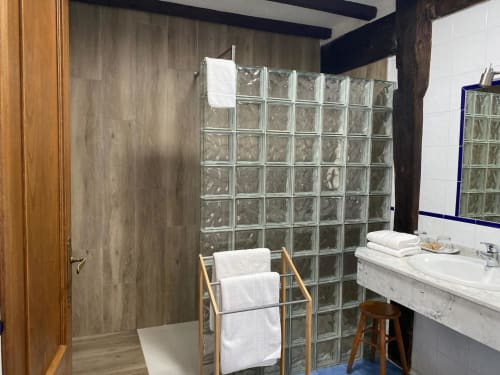 Baño moderno con tabique de ducha de bloques de vidrio en la casa rural Donamariako Benta, Donamaria, España