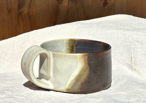 Tasse en céramique rustique aux tons terreux à Bois De Luna, gîte français à Cunlhat
