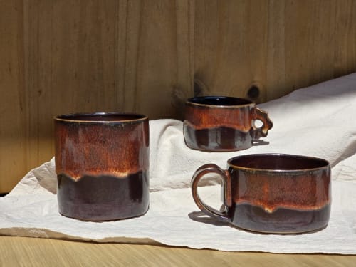 Trois tasses en céramique rustique avec glaçure brune, présentées à Bois De Luna, un gîte français à Cunlhat