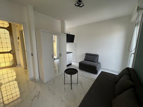 Moderno loft all'Hotel Anthea di Lignano Sabbiadoro: arredamento nero, pavimento in marmo, angolo cottura e vista sulla città