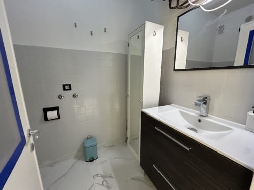 Bagno moderno nella Loft Harmonia dell'hotel Anthea a Lignano Sabbiadoro, con doccia walk-in e vanity scuro