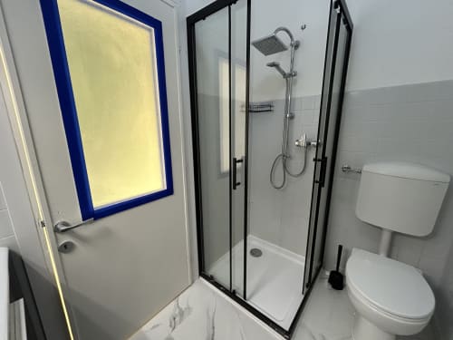 Moderno bagno dell'appartamento Loft Harmonia presso l'Anthea Hotel, Lignano Sabbiadoro con cabina doccia e wc