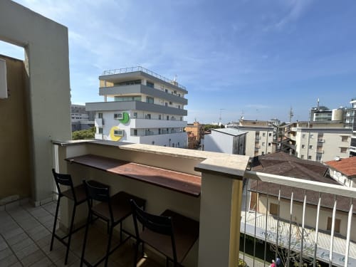 Terrazza bar con sedute panoramiche sulla città di Lignano Sabbiadoro presso l'appartamento Anthea Hotel Loft Harmonia