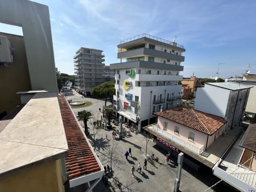 Hotel Anthea con vista sulla città a Lignano Sabbiadoro, moderni appartamenti e passeggiata pedonale sottostante
