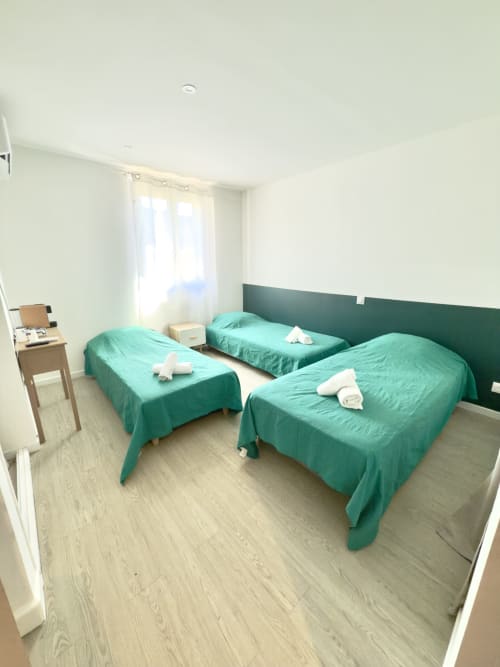 Chambre Muntagna à l'Auberge u Pampasgiolu à Galeria avec trois lits et tête de lit verte