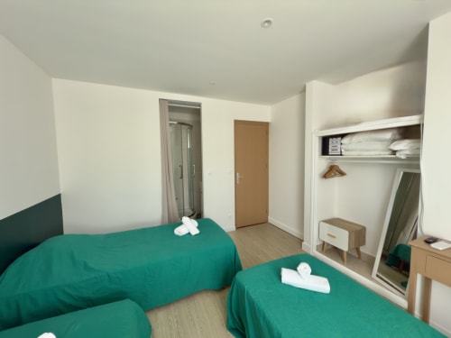 Chambre Muntagna à l'Auberge u Pampasgiolu à Galeria, lits jumeaux avec literie verte et équipements modernes