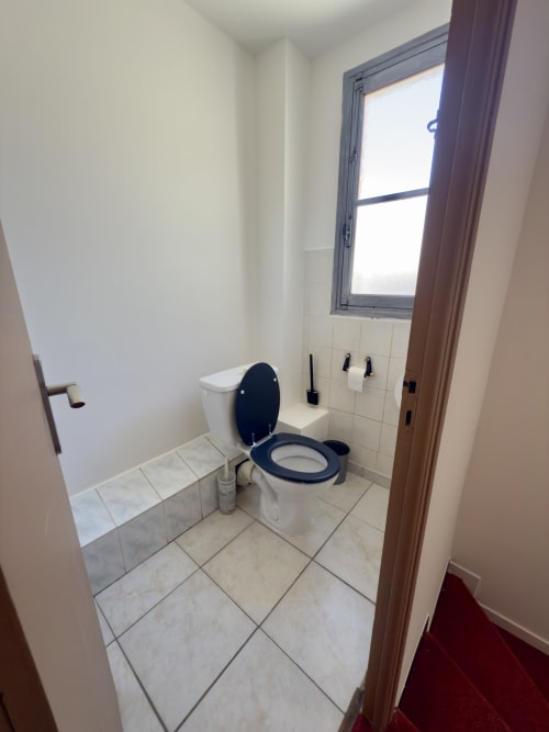 Salle de bains de la chambre Muntagna à l'Auberge u Pampasgiolu B&B à Galeria, Corse avec toilettes et fenêtre