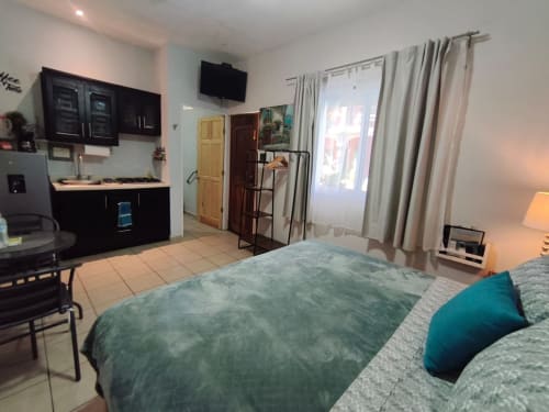 Estudio en Casa Punta Perula con cama, cocina, TV y puertas con vista al océano en Punta Perula, México