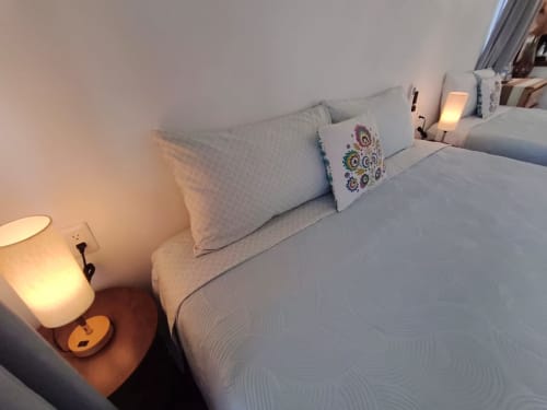 Cama acogedora con almohadas decorativas en villa Casa Punta Perula, Punta Perula México, con lámpara de noche e iluminación cálida