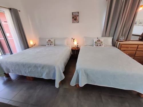 Dos camas gemelas con sábanas blancas en luminosa habitación de villa en Casa Punta Perula Boutique Hotel, Punta Perula México