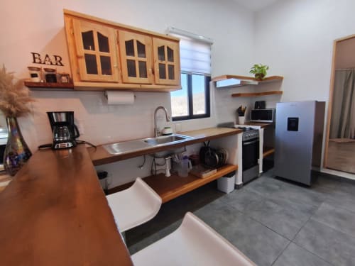 Cocina moderna en villa Villita Veracruz de Casa Punta Perula, Punta Perula con encimeras de madera y electrodomésticos de acero inoxidable