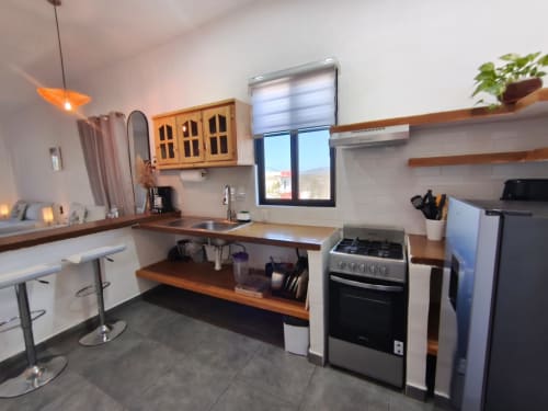Cocina moderna en la villa Villita Veracruz de Casa Punta Perula con encimeras de madera y electrodomésticos de acero inoxidable