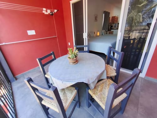Comedor con mesa redonda y sillas azules en la villa Villita Veracruz de Casa Punta Perula, Punta Perula, México