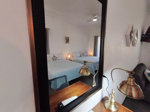 Reflejo en espejo de dos camas gemelas en la villa Villita Veracruz del Hotel Boutique Casa Punta Perula, Punta Perula, México