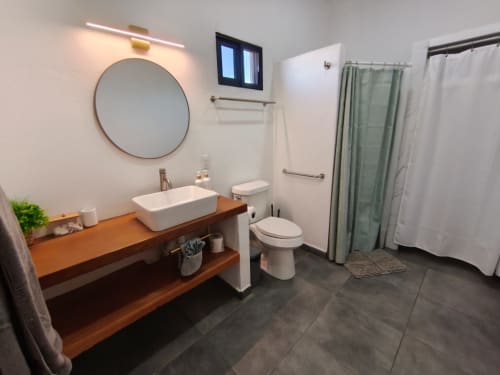 Baño moderno en villa Villita Veracruz de Casa Punta Perula con lavamanos de cerámica, espejo redondo y ducha