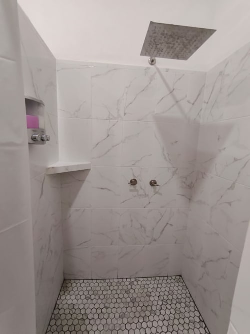 Baño moderno con azulejos estampado mármol, ducha tipo lluvia y piso hexagonal en villa Villita Veracruz de Casa