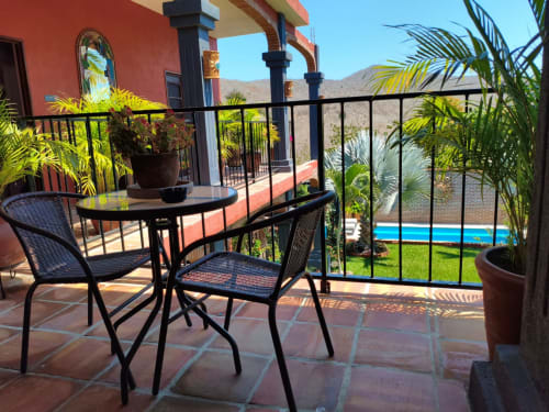 Patio exterior con asientos en villa Casa Punta Perula, Punta Perula, México, con vistas a montañas y piscina
