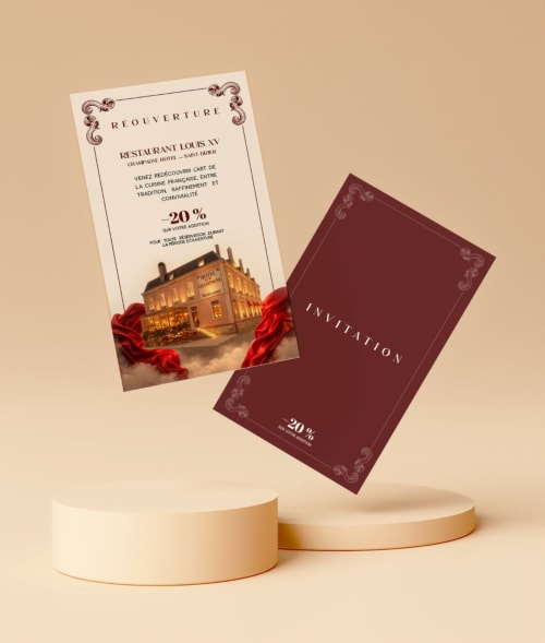 Invitation et affiche promotionnelle réouverture Hôtel de Champagne sur podiums d'exposition beige avec offre réduction 20%