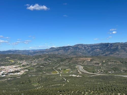 Vista aérea del valle de Iznatoraf con olivares, montañas y el entorno rural de Casa de la Aguadora