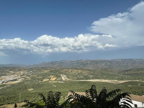 Vista panorámica de montañas desde la casa rural Casa de la Aguadora en Iznatoraf, España, con vistas a olivares y valles