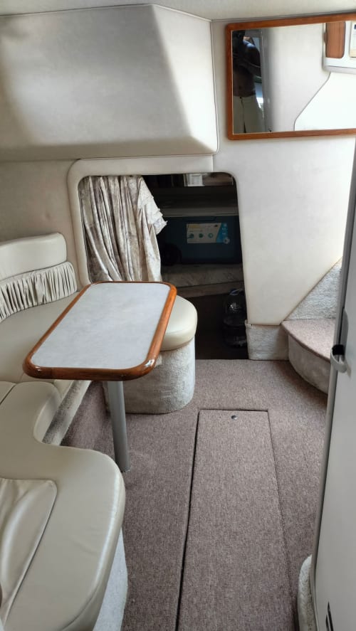 Interior de cabaña RV en La Isla Acapulco Diamante con asientos color crema, detalles de madera y espacio de vida compacto en Acapulco.