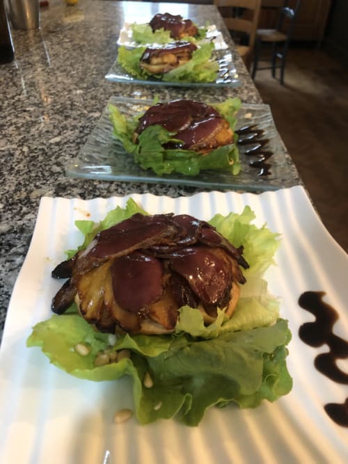 Amuse-bouches élégamment dressés aux cœurs d'artichauts rôtis sur lit de laitue au Baccara Lodge, Arengosse