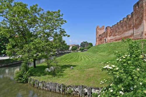 Rovine del castello medievale con fossato verde e giardini al waterfront presso Hotel Villa Mary ***S - Home Feeling a Mirano, Italia