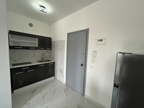 Cucina moderna con cabinetry nera e top in marmo nell'appartamento Anthea Loft Elegans 2, Lignano Sabbiadoro