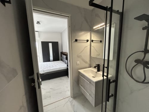Bagno moderno con doccia in marmo e vanità nell'appartamento Loft Elegans 2 dell'hotel Anthea, Lignano Sabbiadoro