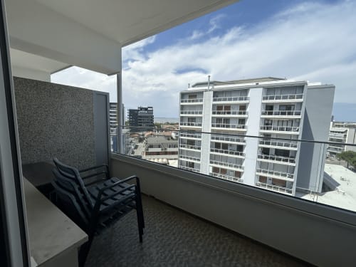 Balcone con vista mare all'Hotel Anthea, Lignano Sabbiadoro con moderna suite abitabile e paesaggio urbano costiero