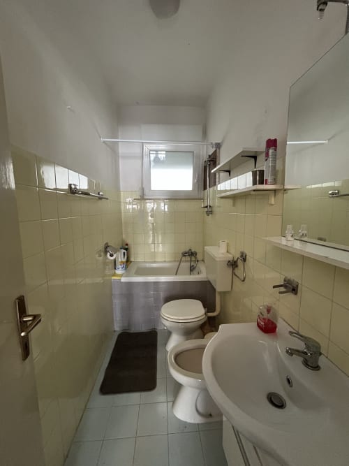 Bagno con toilette, lavandino e doccia nell'appartamento hotel Anthea a Lignano Sabbiadoro